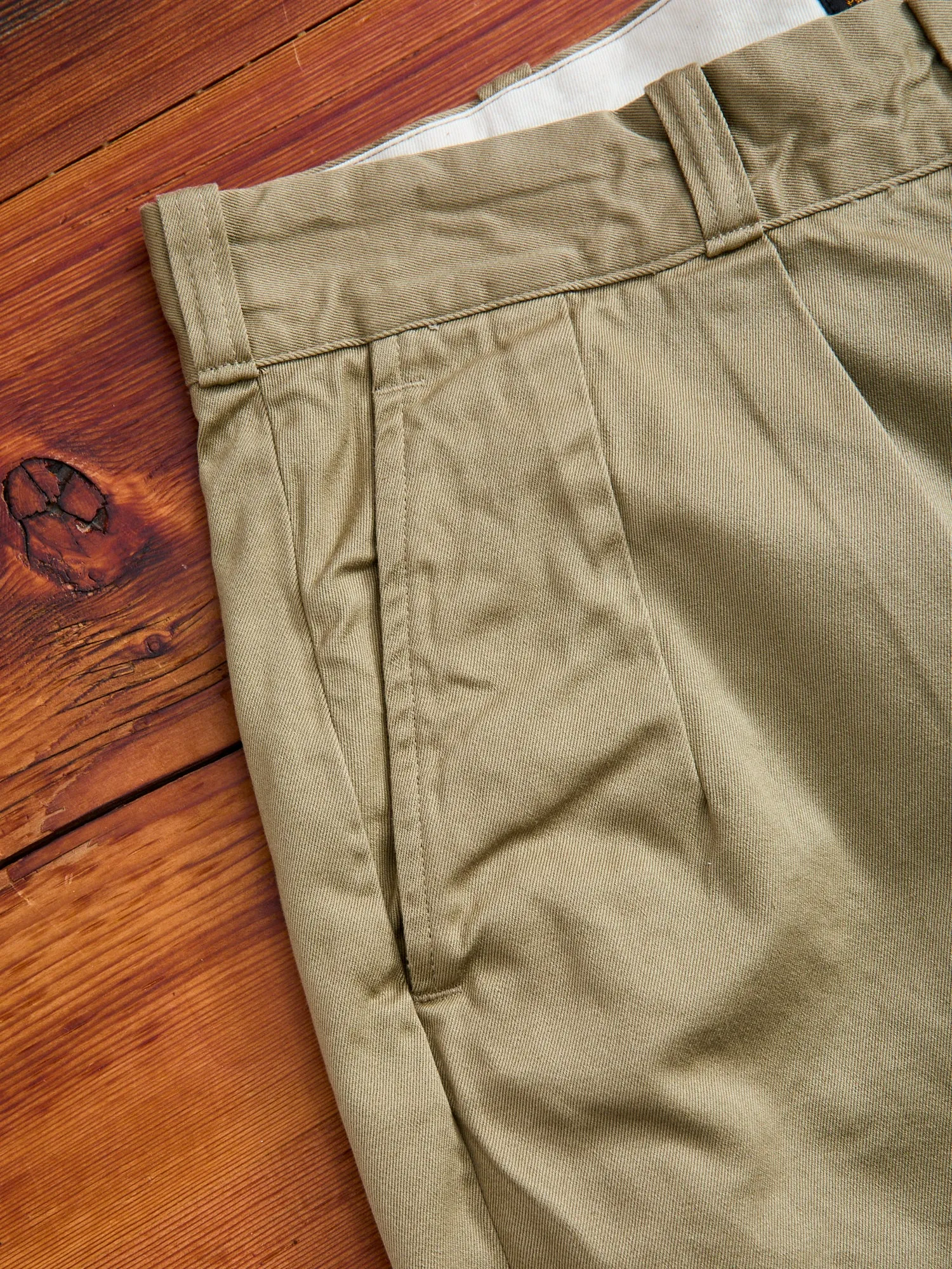 Pleated Military Chino Shorts in Beige