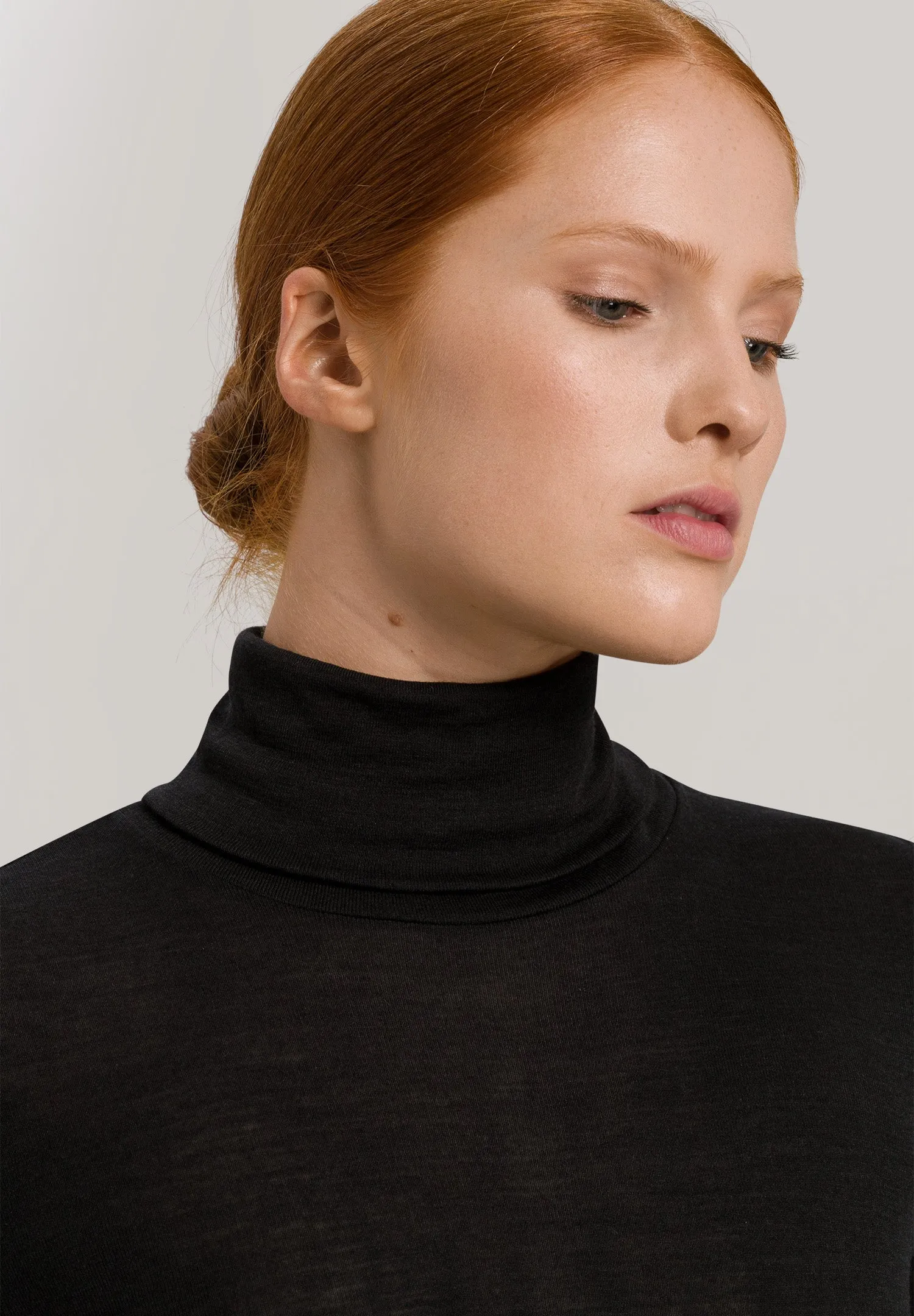 Woolen Silk W Wool and Silk Roll Collar Turtleneck | Black 71423-018